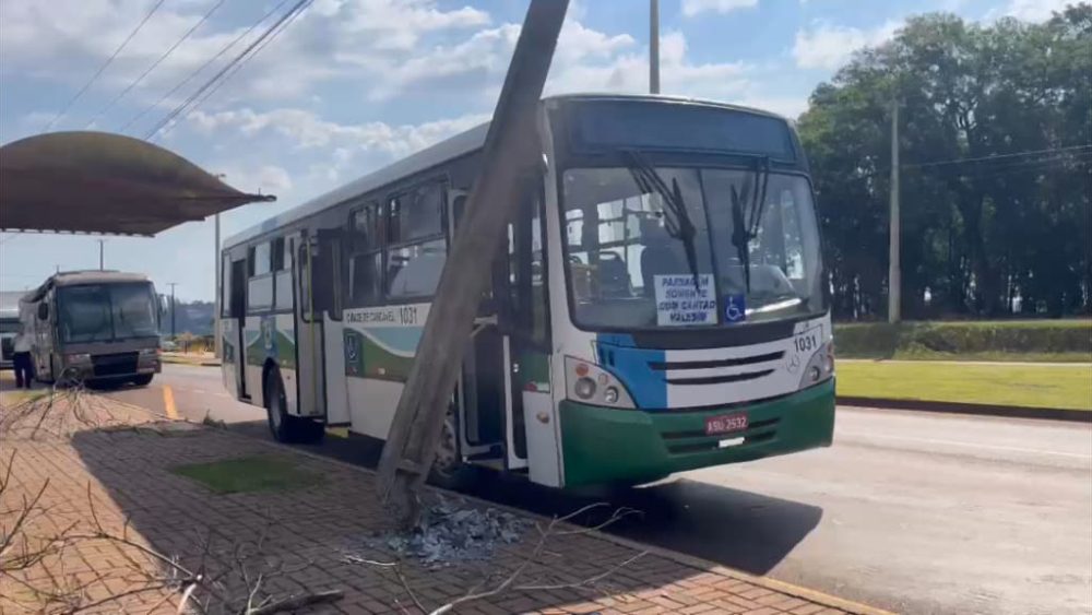 Imagem referente a Copel substitui poste danificado após ônibus atingir estrutura em Cascavel