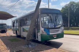 Copel substitui poste danificado após ônibus atingir estrutura em Cascavel