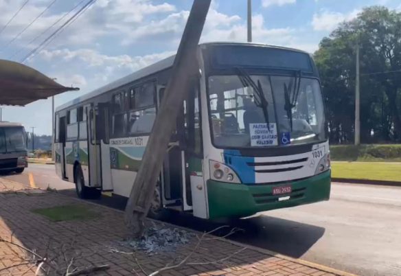 Copel substitui poste danificado após ônibus atingir estrutura em Cascavel