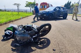 Grave acidente entre Kawasaki e Range Rover deixa motociclista com lesões graves e gestante ferida