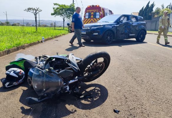 Kawasaki e Land Rover se envolvem em forte colisão no Bairro São Cristóvão