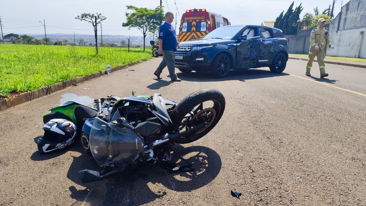 Grave acidente entre Kawasaki e Range Rover deixa motociclista com lesões graves e gestante ferida
