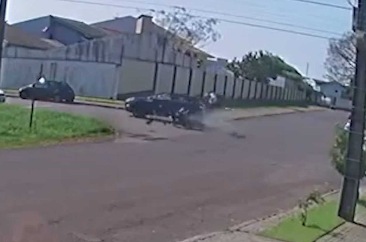 Vídeo mostra gravíssimo acidente entre Kawasaki e Range Rover em Cascavel