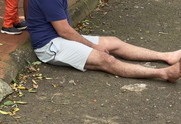 Acidente em Cascavel deixa motociclista ferido após batida contra lixeira no Conjunto Bela Vista