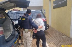 Jovem de 20 anos é detida com haxixe em operação da PRF e PRE em Cascavel
