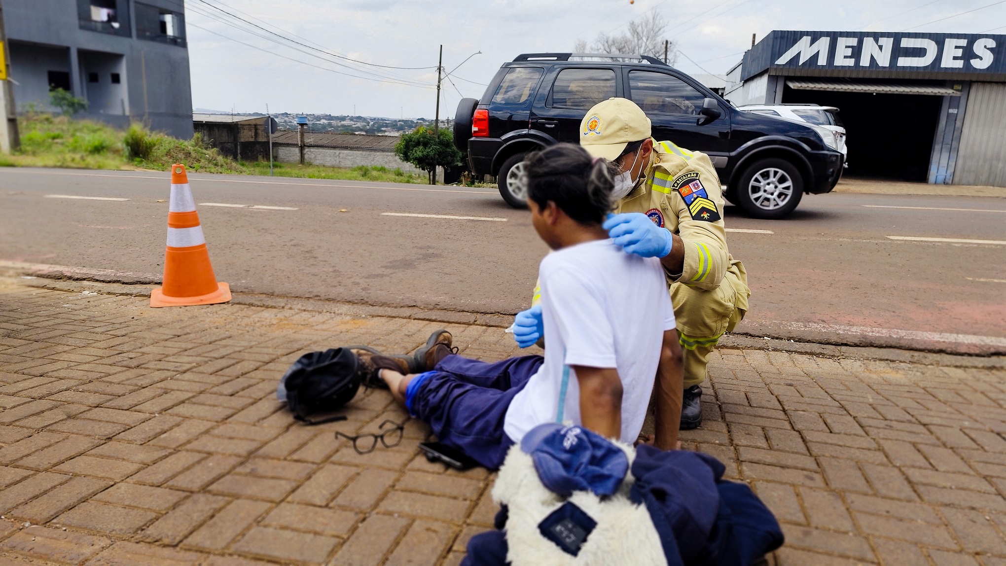 Acidente em Cascavel deixa jovem ferido após colisão entre Palio e veículo elétrico
