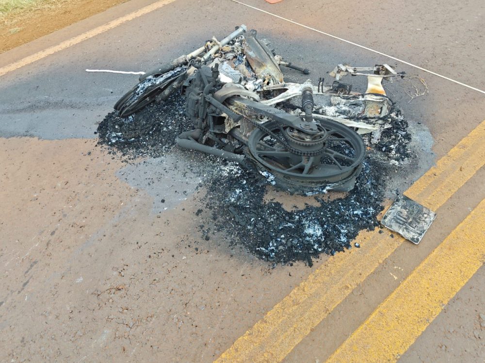Acidente na PR-317 em Toledo deixa motociclista gravemente ferido e moto pega fogo Imagem referente a Acidente na PR-317 em Toledo deixa motociclista gravemente ferido e moto pega fogo