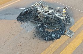 Acidente na PR-317 em Toledo deixa motociclista gravemente ferido e moto pega fogo