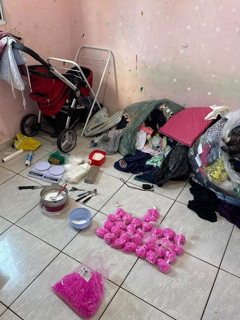 PCPR apreende mais de 4 quilos de drogas e prende mulher em Londrina Imagem referente a PCPR apreende mais de 4 quilos de drogas e prende mulher em Londrina