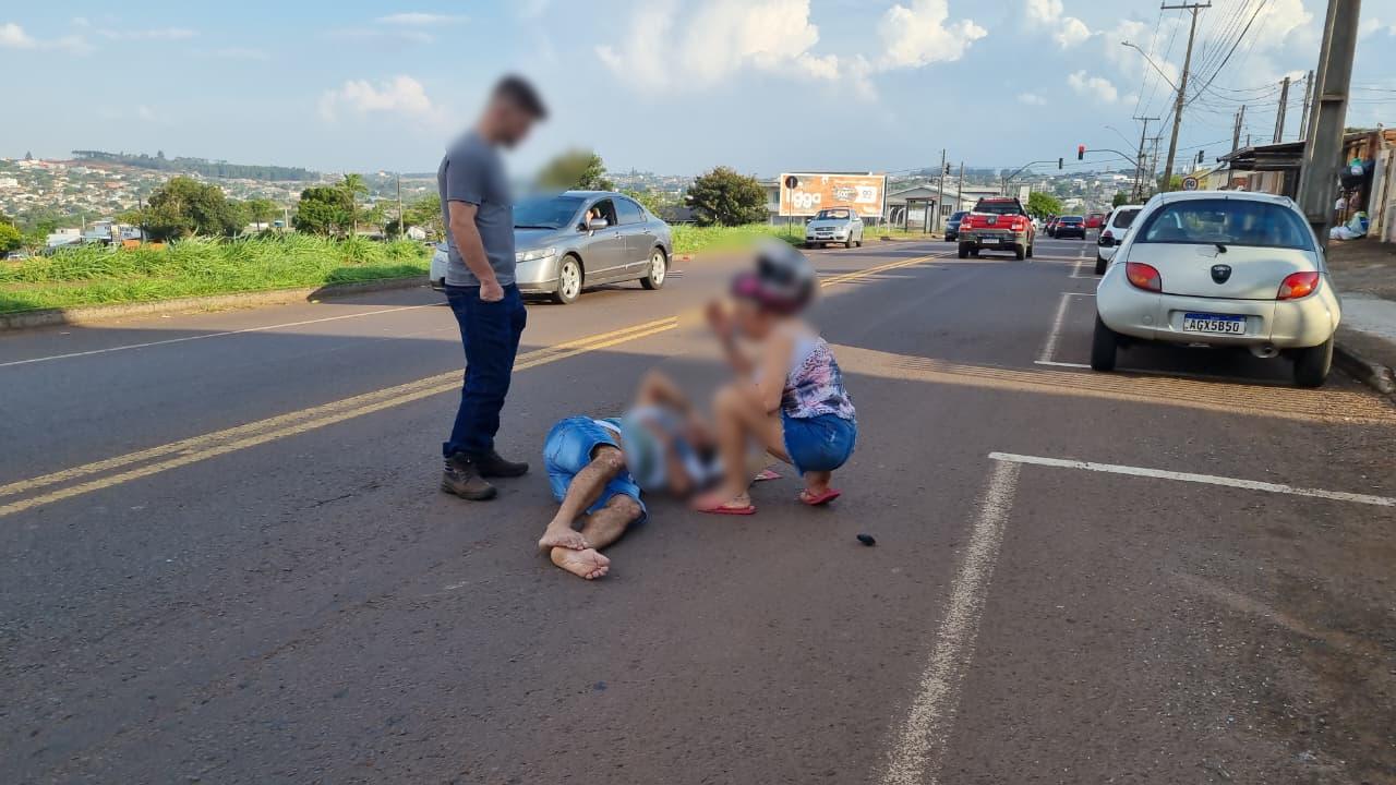 Colisão entre Ford Ka e motocicleta deixa pessoa ferida no Floresta