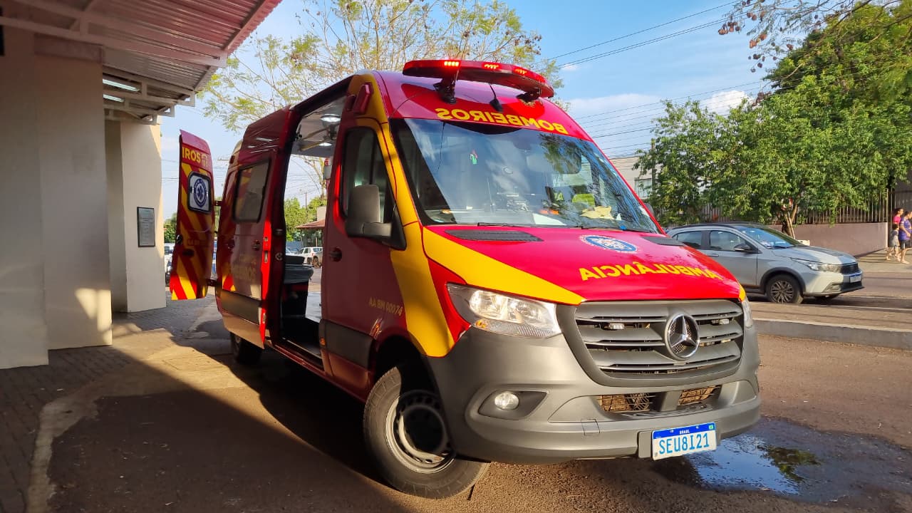 Jovem cai de moto elétrica no Riviera e fica ferida