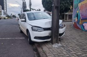 Gol atinge poste elétrico em acidente de trânsito no Bairro Neva