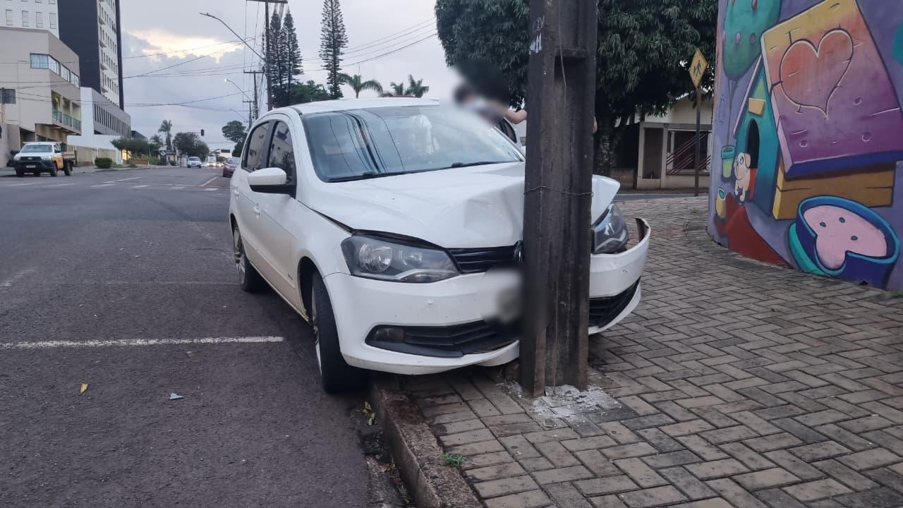 Gol atinge poste elétrico em acidente de trânsito no Bairro Neva