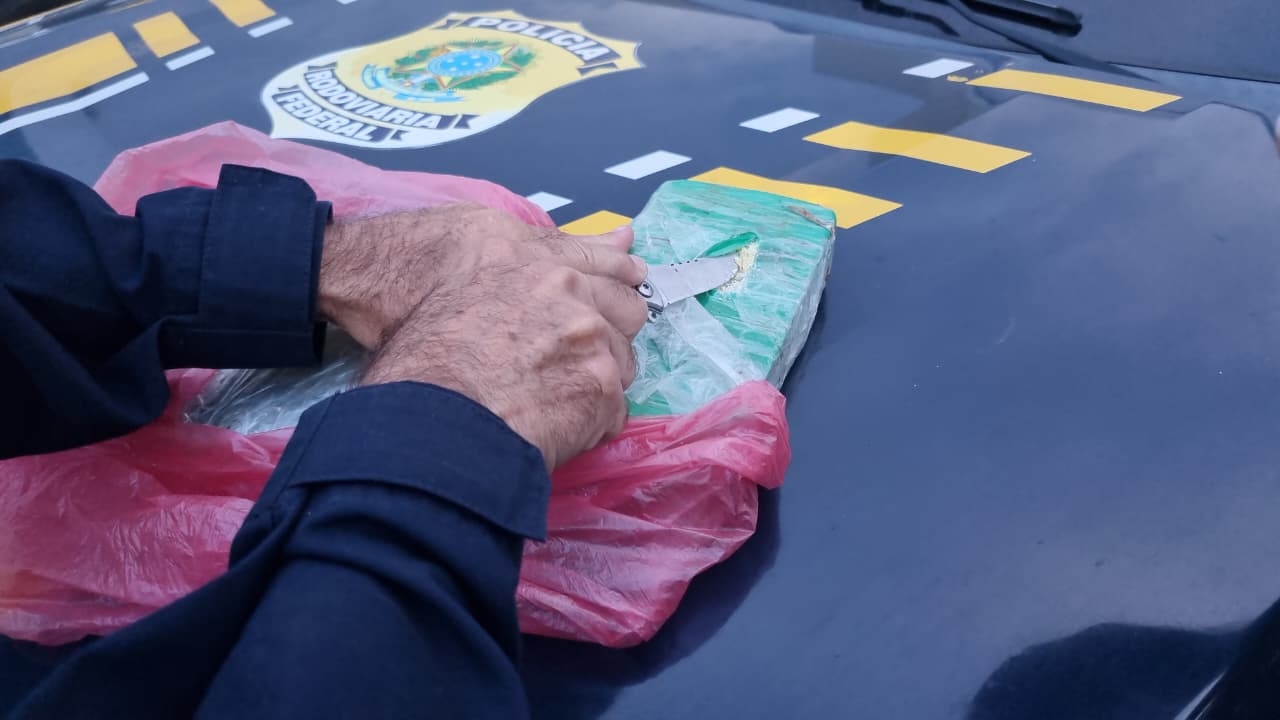 Polícia prende mulher transportando pasta base de cocaína em Lindoeste