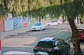 Câmera flagra Gol subindo calçada e atingindo poste no Bairro Neva em Cascavel