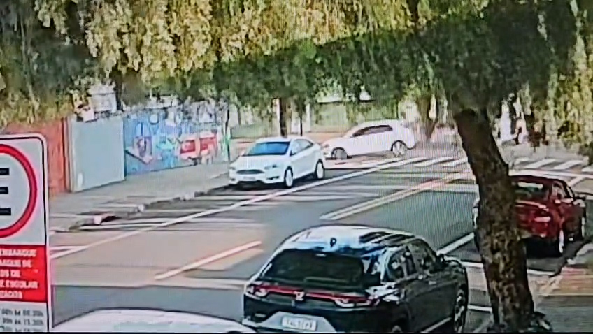 Câmera flagra Gol subindo calçada e atingindo poste no Bairro Neva em Cascavel