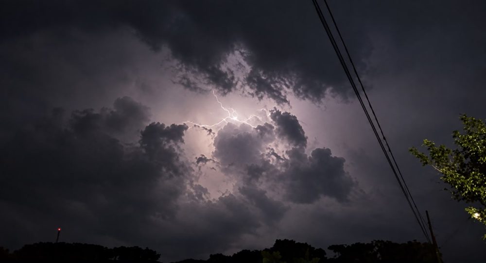 Imagem referente a Raios anunciam chegada de tempestade em Cascavel; chuva deve começar nas próximas horas
