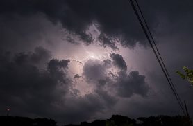 Raios anunciam chegada de tempestade em Cascavel; chuva deve começar nas próximas horas