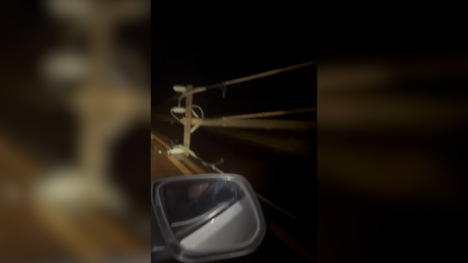 Imagens mostram poste caído no meio da estrada que liga Cascavel a Juvinópolis
