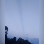 Imagem relativa a Nuvem com formato semelhante a tornado chama atenção durante tempestade em Pinhão