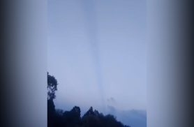 Nuvem com formato semelhante a tornado chama atenção durante tempestade em Pinhão