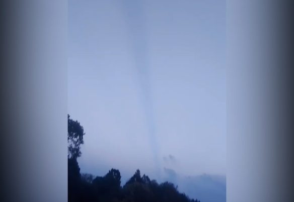 Nuvem com formato semelhante a tornado chama atenção durante tempestade em Pinhão