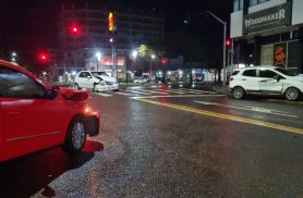 Três carros se envolvem em uma colisão no centro de Cascavel