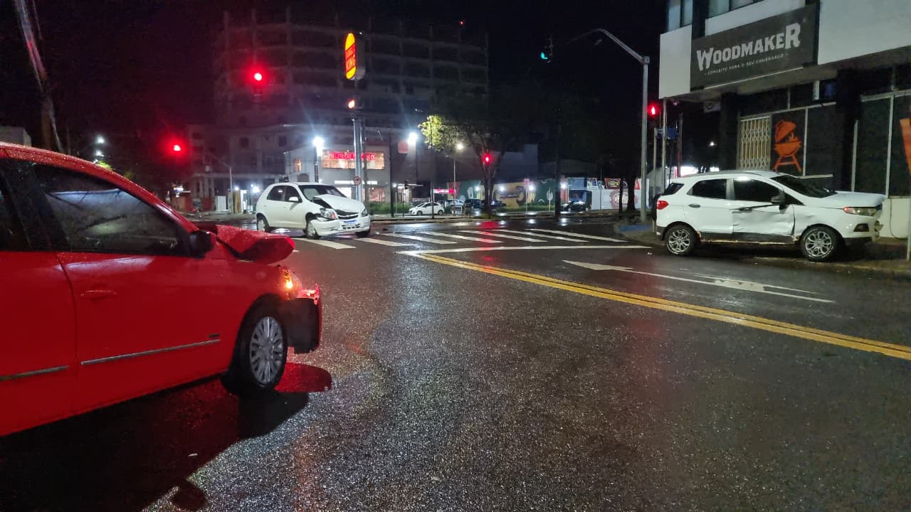 Três carros se envolvem em uma colisão no centro de Cascavel