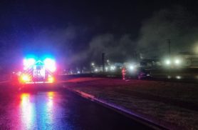 Carro pega fogo na BR-277 em Cascavel e bombeiros são acionado para controlar as chamas