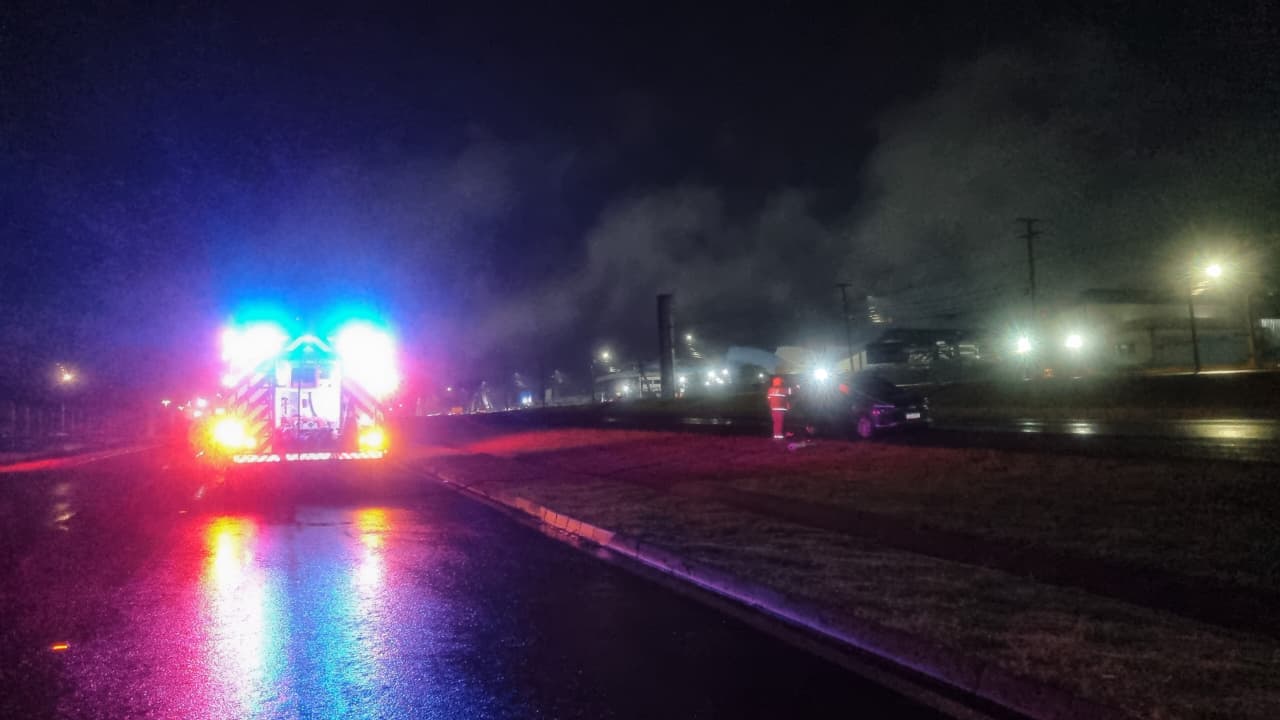 Carro pega fogo na BR-277 em Cascavel e bombeiros são acionado para controlar as chamas