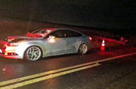 Poste caído sobre a pista provoca acidente na PR-180 entre Juvinópolis e Cascavel