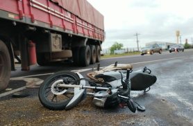 Acidente na BR-277 em Cascavel envolve moto e caminhão carregado com 48 toneladas de trigo
