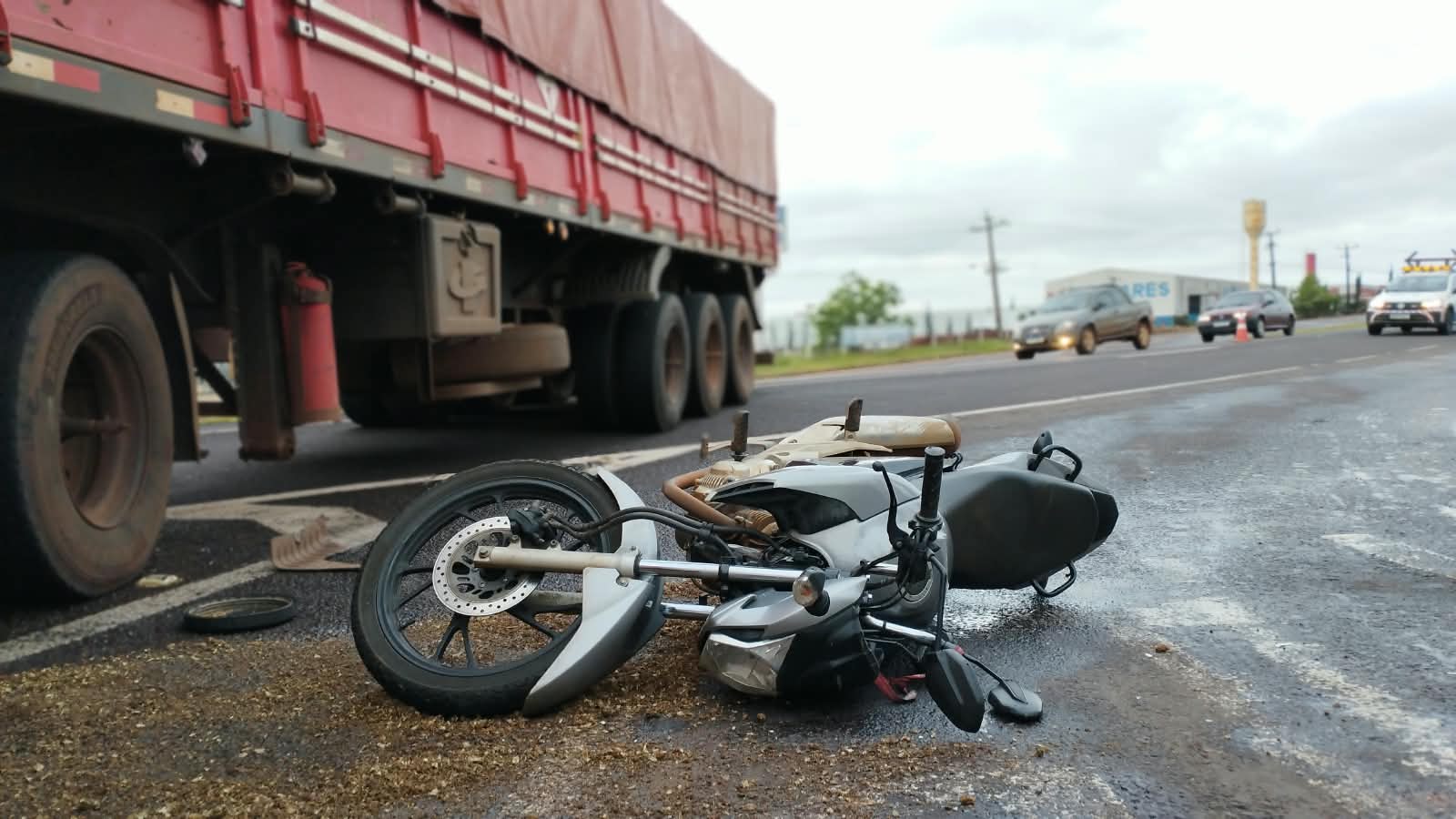 Acidente na BR-277 em Cascavel envolve moto e caminhão carregado com 48 toneladas de trigo