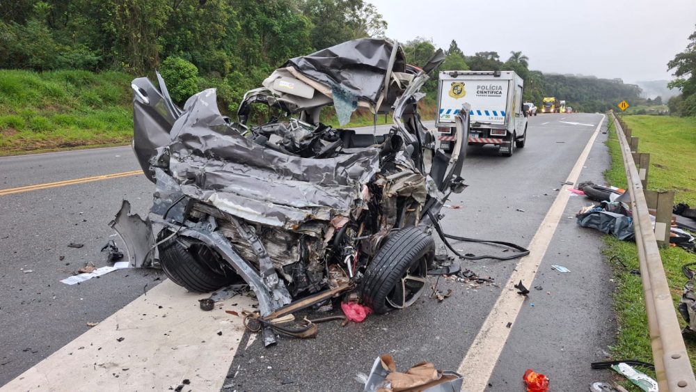 Imagem referente a Colisão entre carro e caminhão deixa três mortos na BR-277