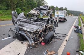 Colisão entre carro e caminhão deixa três mortos na BR-277