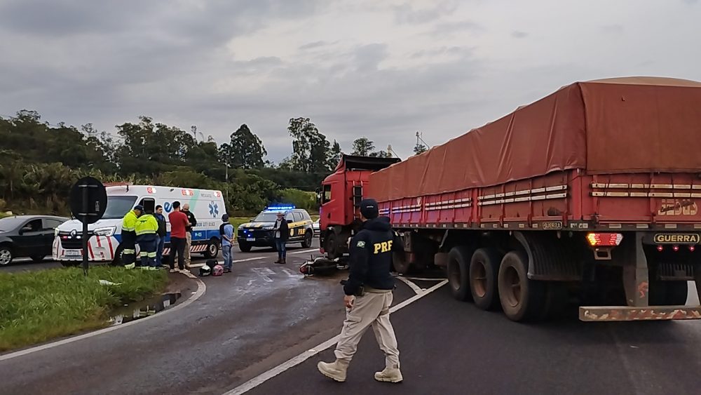PRF detalha acidente entre moto e carreta na BR-277 em Cascavel Imagem referente a PRF detalha acidente entre moto e carreta na BR-277 em Cascavel