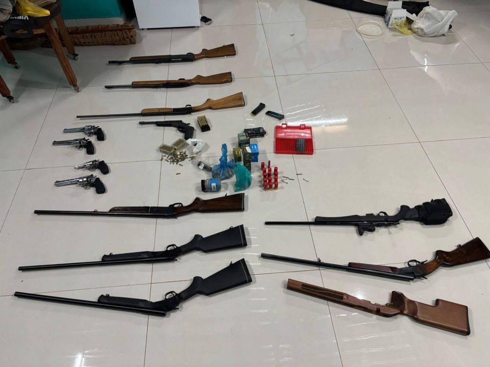 Imagem referente a Polícia Civil apreende arsenal e prende dois suspeitos por comércio ilegal de armas em Nova Aurora e região