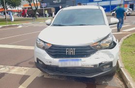 Colisão entre Strada e Fiat Toro causa bloqueio parcial na Avenida Brasil