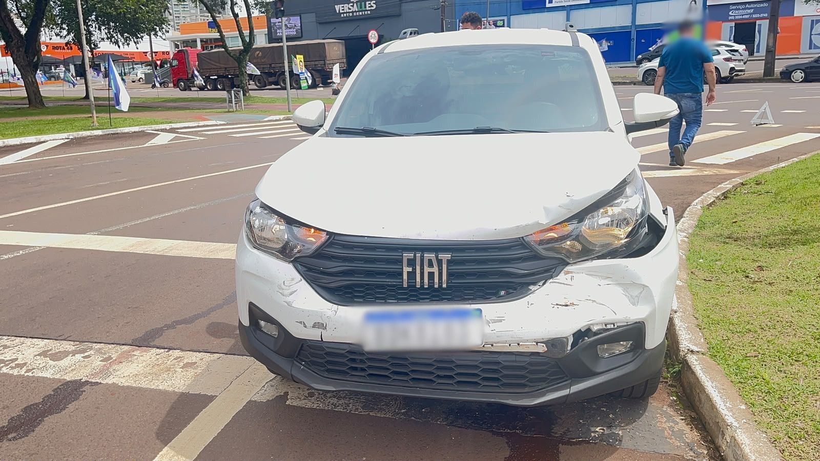 Colisão entre Strada e Fiat Toro causa bloqueio parcial na Avenida Brasil