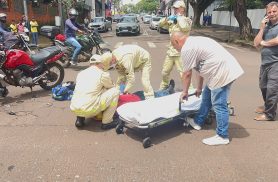 Carro e moto batem em cruzamento com semáforo no Centro; motociclista fica ferido