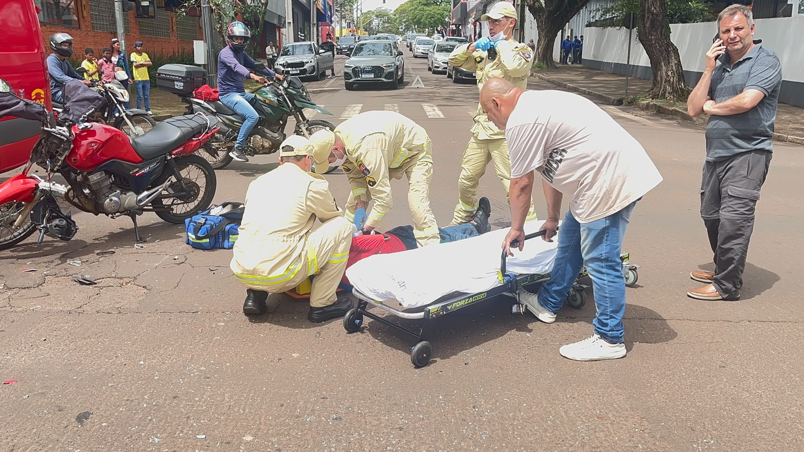Carro e moto batem em cruzamento com semáforo no Centro; motociclista fica ferido