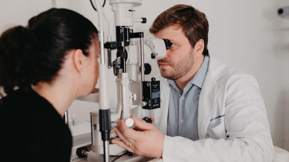 Imagem referente a Primavera aumenta irritação nos olhos; esfregar com frequência está associado ao ceratocone