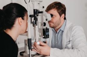 Primavera aumenta irritação nos olhos; esfregar com frequência está associado ao ceratocone Primavera aumenta irritação nos olhos; esfregar com frequência está associado ao ceratocone