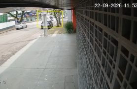 Câmera registra acidente entre carro e moto no Centro de Cascavel Câmera registra acidente entre carro e moto no Centro de Cascavel