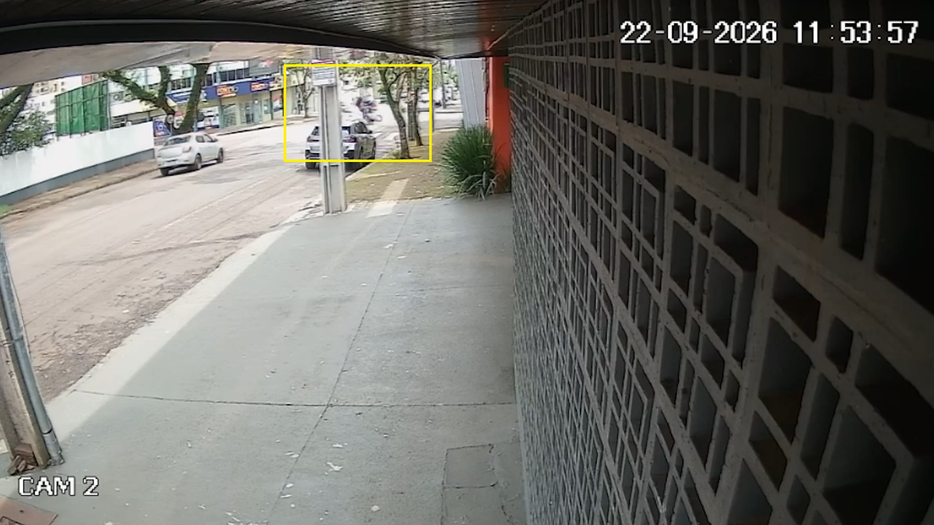 Câmera registra acidente entre carro e moto no Centro de Cascavel