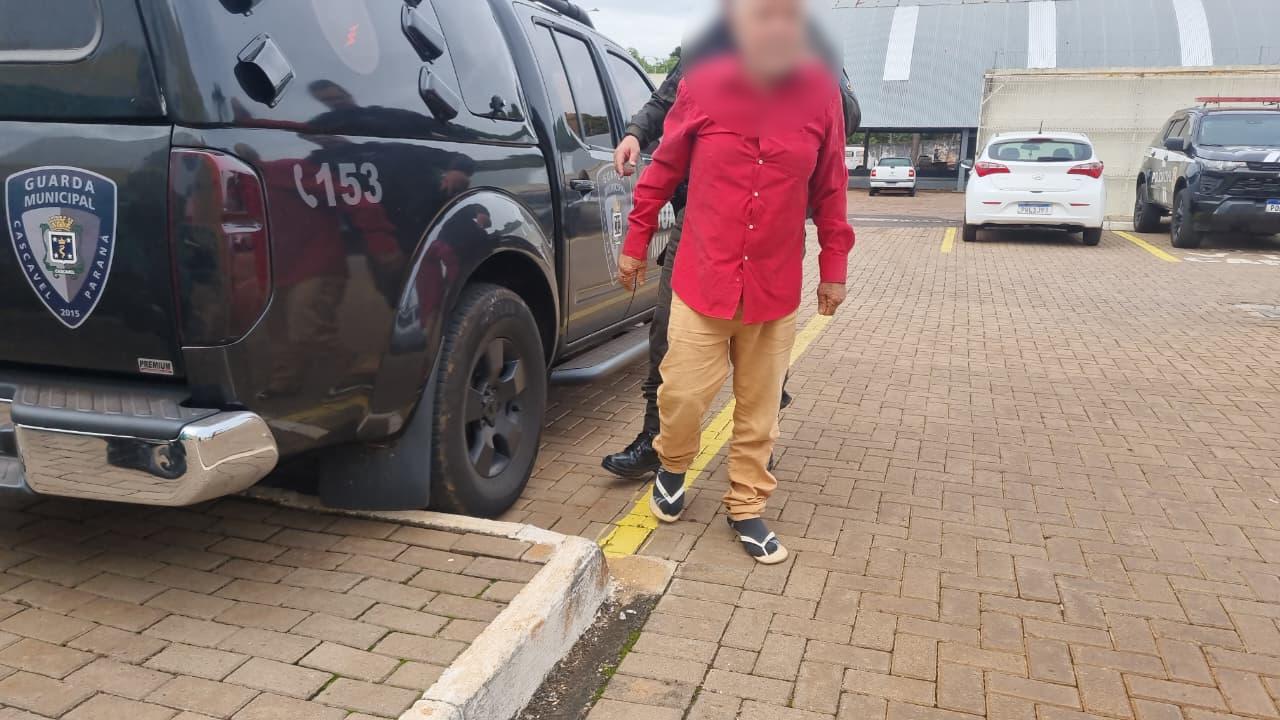Idoso é preso após mostrar partes íntimas para alunos no São Cristóvão