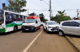 Tracker bate em ônibus com 30 passageiros e ainda colide contra Etios no Cascavel Velho Tracker bate em ônibus com 30 passageiros e ainda colide contra Etios no Cascavel Velho