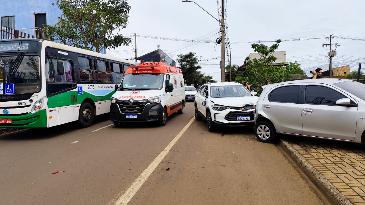 Tracker bate em ônibus com 30 passageiros e ainda colide contra Etios no Cascavel Velho