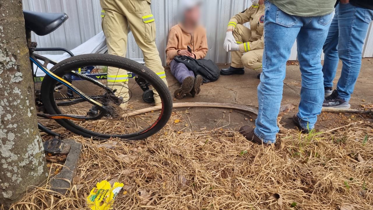 Ciclista fica ferido em acidente na Rua Antonina, em Cascavel