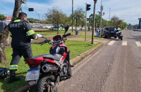 Acidente em Cascavel deixa motociclista ferido após batida com ix35 na Avenida Tancredo Neves